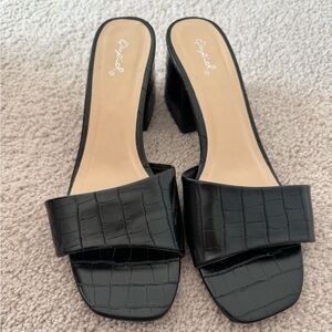 Lulus Size 8.5 Black Sandal Mule Croc Embossed